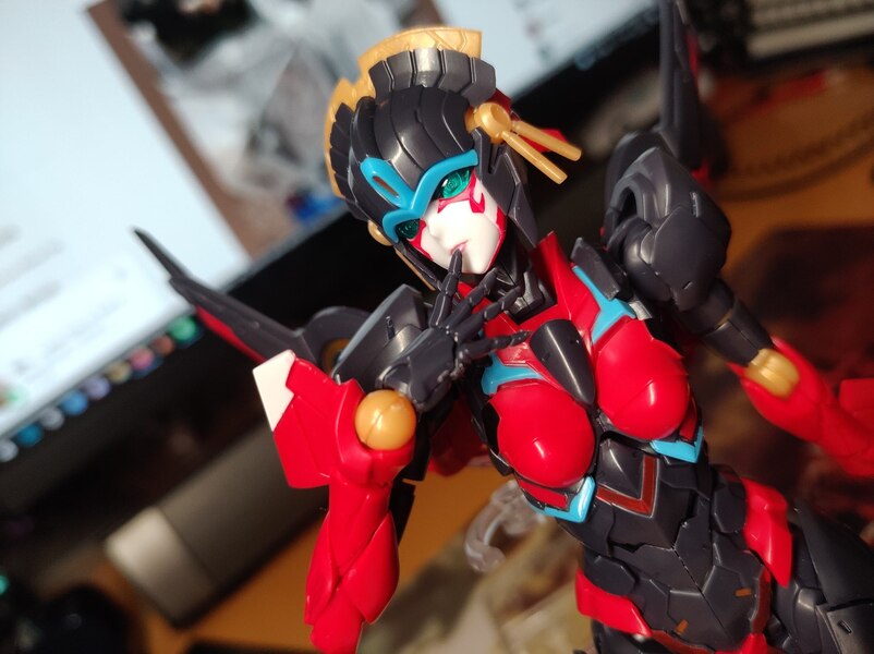 Flame Toys Transformers Furai Model Kit Windblade In Hand Image  (8 of 11)